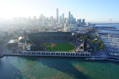 Erlebe oracle park in san francisco hautnah bei einer exklusiven stadionführung mit zugang zum dugout, blick ins pressezentrum und lokalem guide – für alle altersgruppen geeignet.