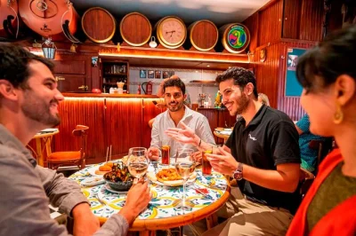 Sinta o ritmo do born em barcelona com jantar de tapas, vinhos locais e show de flamenco num palácio medieval—inclui tour a pé e drinks em dois bares.