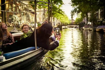 Salpa su una barca privata ad amsterdam, sorseggia drink e ascolta storie locali mentre scivoli nel cuore storico della città. guida dal vivo e drop-off flessibile inclusi.