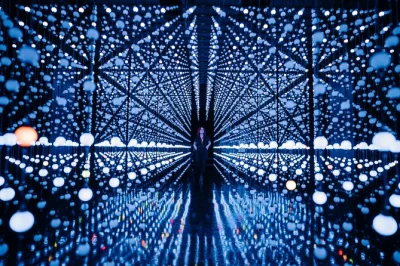 Descubra o hopscotch em san antonio: arte imersiva, drinks criativos e um clima animado no pátio. ingresso geral incluso.