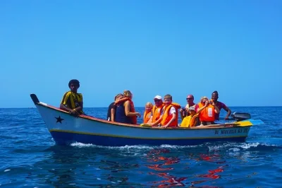 Entspanne am strand von tarrafal, fahre mit dem boot zum leuchtturm, schnorchle im klaren wasser und genieße ein frisches bbq-mittagessen. abholung in praia inklusive.