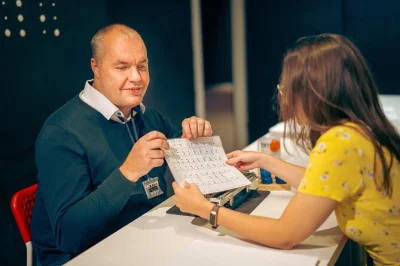 Erlebe in krakau bei womai völlige dunkelheit mit einem blinden guide. fordere deine sinne heraus, stelle fragen und entdecke den alltag ohne sehen. inklusive begleitung.
