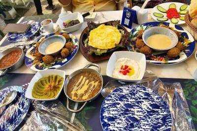 Descubre el cairo con más de 30 degustaciones de comida egipcia, bocados callejeros escondidos y un paseo junto al nilo. incluye todas las comidas, bebidas y opciones flexibles.