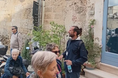 Descubra o espírito antigo dos sassi de matera em um passeio guiado, entre em casas-caverna, ouça histórias locais e explore com um guia. inclui paradas nos principais pontos.