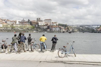 Scopri porto in bici lungo il fiume, i parchi cittadini e le spiagge dell’atlantico con una guida locale. tour privato con bici e casco inclusi per una mattinata senza pensieri.