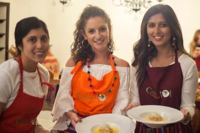 Explore o mercado san pedro em cusco, prove frutas típicas e aprenda a cozinhar pratos peruanos com um chef local. ingredientes inclusos e aula prática.