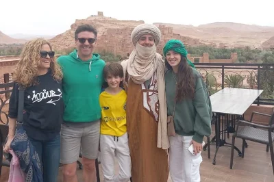 Partez de marrakech à travers le haut atlas, découvrez la kasbah d’ait ben haddou classée unesco, flânez dans ses ruelles d’argile et partagez un déjeuner avec vue locale. transfert et guide 