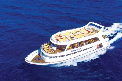 Sinta a brisa do mar vermelho em um cruzeiro de 4 decks saindo de hurghada, com snorkel guiado, almoço de frutos do mar na brasa e bebidas à vontade — inclui transporte e equipamento.
