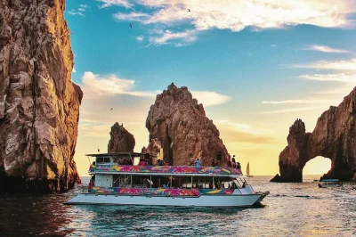 Vivi l’atmosfera di cabo con un tour in città, degustazione di tequila e crociera al tramonto con cena. include pickup, open bar, cena a buffet e guida locale per una serata senza pensieri.