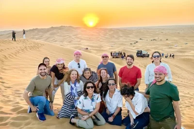Erlebe das adrenalin beim dune bashing in dubais roten dünen, reite bei sonnenuntergang auf kamelen und genieße ein abendessen mit live-shows im wüstencamp. inklusive abholung und aller gebühren.