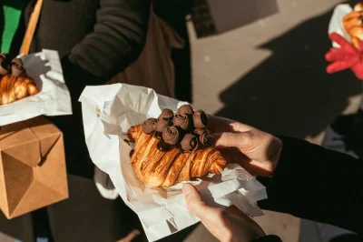 Paris entdecken bei einer morgendlichen food-tour: genieße die besten croissants, handgemachtes baguette und feine schokolade mit lokalem guide und frühstück inklusive.