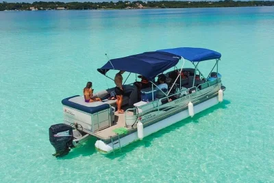 Scopri la calma della laguna dei 7 colori di bacalar con un tour in pontoon guidato, kayak gratuiti e accesso al beach club. snack, bevande e opzioni di pickup incluse.