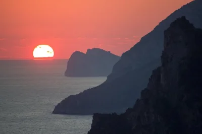 Desfrute do pôr do sol na costa amalfitana em um passeio privado saindo de positano. nade, tome prosecco e relaxe com seu capitão particular. inclui bebidas, toalhas e equipamento de snorkel.