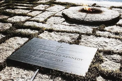 Visita guidata al cimitero di arlington con storie sulla tomba di jfk e il suggestivo cambio della guardia. tour garantito anche in caso di pioggia. prenota ora.