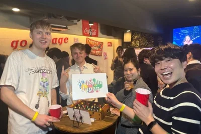 Curta a vida noturna de shibuya em uma festa internacional animada com bebida à vontade, jogos e muita interação. entrada, drinks e diversão guiada inclusos.