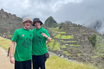 Acorde antes do sol nascer em cusco para um passeio de um dia em machu picchu com trem, tour guiado pela cidadela e almoço típico. inclui transfer e ingressos para uma viagem tranquila.