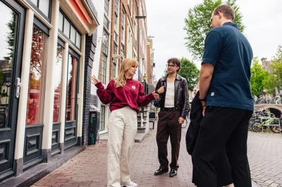 Scopri il red light district di amsterdam con un tour a piedi approfondito, tra sex work, storia locale e cultura dei coffeeshop. guida disponibile in en/de/it/es.