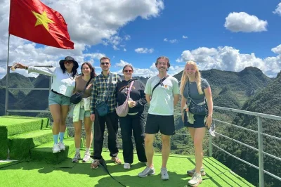 Scopri il circuito di ha giang in vietnam in moto, con camere private, pasti locali e guida. include una notte in hotel prima del tour. strade di montagna e villaggi etnici ti aspettano.