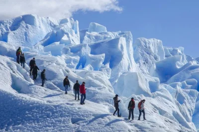 Explore o gelo azul do glaciar perito moreno com crampons, atravesse o brazo rico de barco e caminhe dentro do parque los glaciares — com transfer do hotel em el calafate.