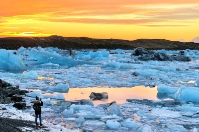 Sinta o frio da lagoa glaciar jokulsarlon, caminhe pelas areias negras da diamond beach e descubra cachoeiras nesta excursão pela costa sul saindo de reykjavik com guia local.