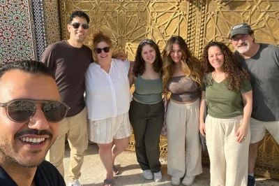 Esplora la medina di fez con una guida locale, visita le antiche concerie, i laboratori artigianali e la madrasa al-attarine. include pick-up in hotel e tè alla menta marocchino.