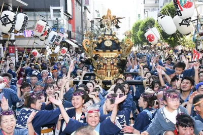 Vivi l’energia dell’autunno a kichijoji con una guida locale, partecipa alla parata mikoshi e scopri il santuario musashino hachimangu—giacca tradizionale inclusa.