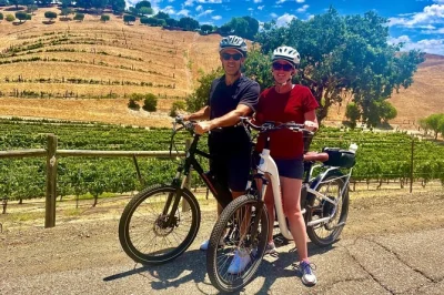 Entdecke santa barbaras weinregion mit dem e-bike, koste lokale weine und olivenöl, genieße ein picknick im weinberg und besuche solvang mit guide und transport.