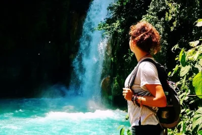 Explore o rio celeste perto de la fortuna, faça uma trilha até a famosa cachoeira, veja o rio mudar de cor e aproveite um almoço após o passeio guiado. inclui transporte.