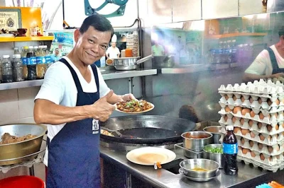 Start hungry in singapore’s katong, wander through hawker centers, taste over 10 dishes, and end in vibrant little india. small group tour with guide & lunch included.