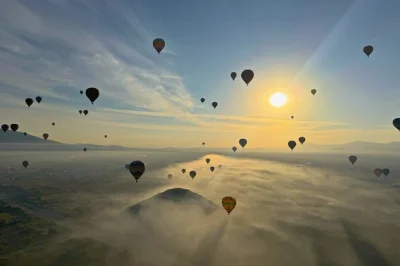 Survolez les pyramides de teotihuacan au lever du soleil, trinquez avec du vin pétillant et savourez un petit-déjeuner buffet au gran teocalli. transfert, guide et certificat de vol inclus.
