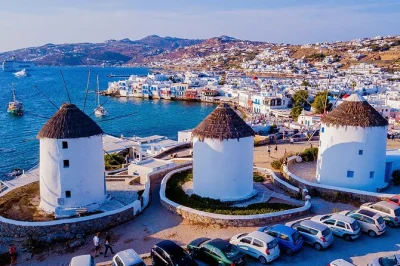 Descubra mykonos em um tour privado de meio dia com um guia local, explorando praias tranquilas e vilarejos animados. inclui vinho, transporte com ar-condicionado e todas as taxas.