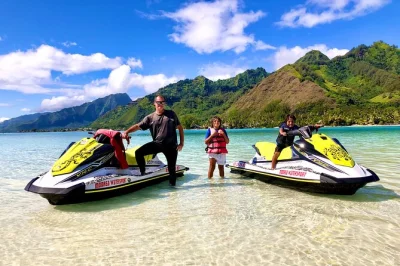 Sinta a liberdade em moorea com passeio privado de jet ski, snorkel com arraias e tubarões, almoço na lagoa e guia local certificado com todo o equipamento incluso.