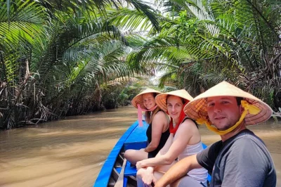Erlebe eine sampanfahrt durch die engen kanäle des mekong deltas, koste honig auf einer lokalen farm und genieße ein mittagessen am fluss – inklusive abholung in ho-chi-minh-stadt.