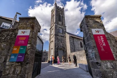 Découvrez le medieval mile museum de kilkenny avec un guide local, écoutez des récits vieux de plusieurs siècles et explorez librement l’église st. mary’s. visite guidée incluse.