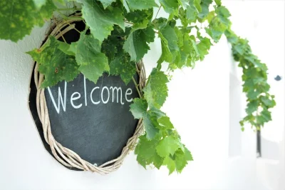 Laissez-vous surprendre par les vins volcaniques de santorin avec 12 dégustations dans trois domaines familiaux, et terminez par le célèbre coucher de soleil d’oia. transport, encas et guide loca