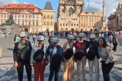 Descubre praga con un tour a pie en realidad virtual por la ciudad vieja y el barrio judío, guiado por locales. incluye gafas vr, varias épocas y pago flexible.