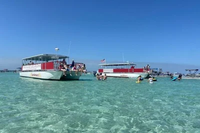 Destin, crab island: bootstour mit musik, wasser-spielzeug und lokalem team. schwimmen, entspannen und mitshutteln – inklusive wc-zugang und hin- und rückfahrt.