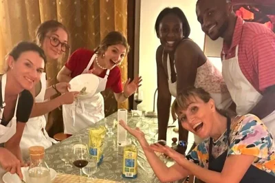 Descubre una auténtica casa milanesa con una clase práctica de cocina italiana, cena familiar y vino ilimitado junto a una chef local. grupo reducido y recetas para llevar.