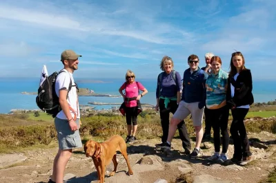 Vivi l’aria fresca di howth con un’escursione costiera da dublin guidata da locali, tra sentieri nascosti, panorami mozzafiato e storie del posto—con tempo libero per pub o pesce fresco dopo.