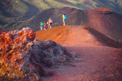 Erlebe den mount etna bei sonnenuntergang auf einer 4x4-tour ab trecastagni, wandere durch uralte krater, entdecke lavahöhlen und genieße sizilianische süßigkeiten beim sanften licht.