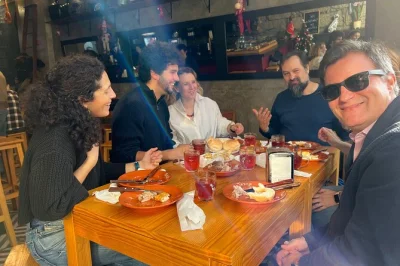 Descubra os sabores autênticos do porto com 9 degustações, bebidas típicas e um passeio pelo mercado do bolhão. grupo pequeno, guia local e final doce garantidos.