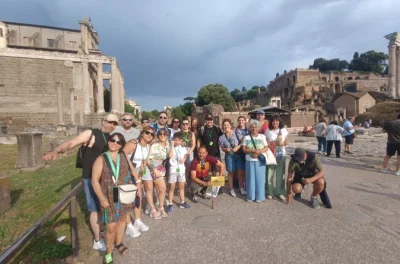 Erlebe rom hautnah mit einer führung über den colosseum-arenaboden, erkunde das forum romanum und besteige den palatin. inklusive tickets und experten-guide.