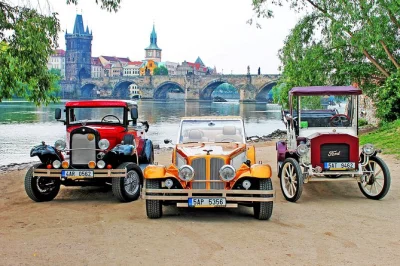 Siente la brisa en un descapotable vintage mientras recorres los iconos de praga, desde el castillo hasta el puente de carlos, con guía local en vivo y recogida en hotel incluida.