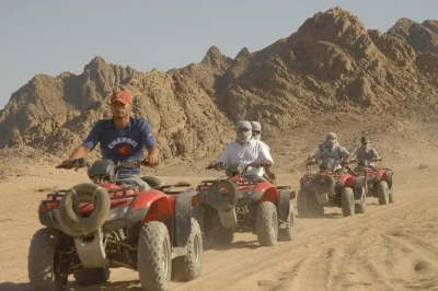Vivi l’emozione di un giro in quad nel deserto del sinai da sharm el sheikh, fermati per foto spettacolari e gusta il tè beduino in un villaggio nel deserto. pickup in hotel incluso per una prenota
