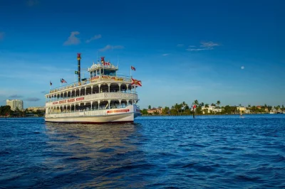 Erlebe eine entspannte flussfahrt auf dem new river in fort lauderdale mit der jungle queen. entdecke mega-yachten, millionaire’s row und spannende geschichten – barrierefrei und einfach buchbar.