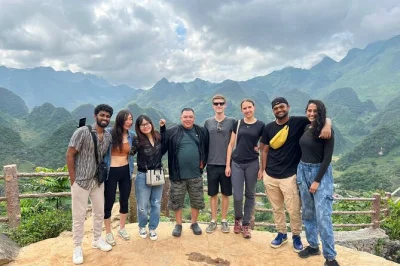 Scopri il loop di ha giang in vietnam in moto, attraversa il passo ma pi leng, naviga sul fiume nho que e soggiorna con famiglie locali. guida e trasporti inclusi.