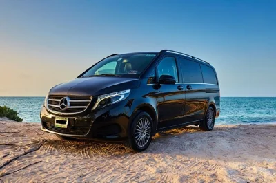 Chegue em cancún e embarque numa minivan mercedes com cervejas geladas, wifi e motorista local simpático — traslado do aeroporto com todo conforto.