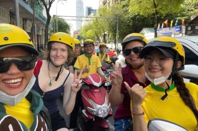 Erlebe saigon hautnah auf dem motorbike – entdecke lebhafte märkte, genieße vietnamesischen kaffee und besuche historische orte mit deinem lokalen guide. inklusive abholung & snacks.