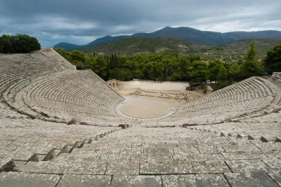 Attraversa il canale di corinto, cammina sotto la porta dei leoni di micene, prova l’acustica di epidauro e passeggia nel porto veneziano di nafplio in un tour privato da atene con pranzo e pick-up 