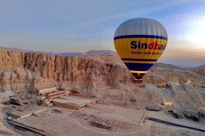 Sobrevuela luxor al amanecer en un paseo en globo, disfruta del nilo y templos antiguos desde el cielo, con recogida en hotel y guía local para un inicio sin complicaciones.
